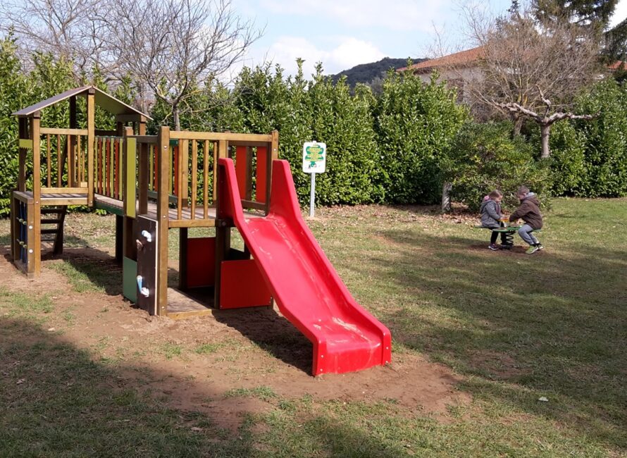 Aire de jeux pour enfants et boulodrome